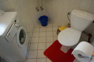 samostatné WC s pračkou