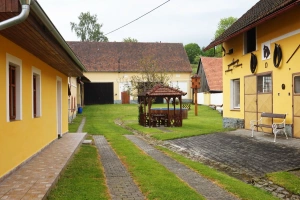 uzavřený dvůr chalupy nabízí pro klienty plné soukromí