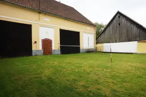 v zadní části dvora je možno využít travnatou plochu se sítí pro badminton