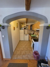 kuchyňský kout je plně vybaven pro vaření a stolování 4 až 6 osob
