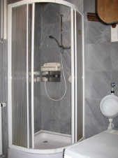 koupelna je vybavena sprchovým koutem, pisoárem a umyvadlem