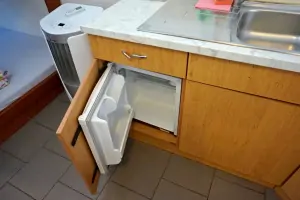 podkrovní pokojík - kuchyňský kout - malá lednička