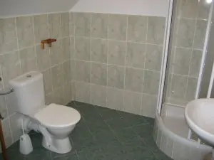 V chalupě je k dispozici 5 koupelen se sprchovým koutem, WC a umyvadlem