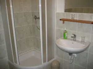 V chalupě je k dispozici 5 koupelen se sprchovým koutem, WC a umyvadlem