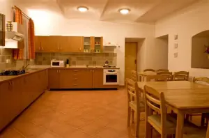 Kuchyně je plně vybavena pro vaření a stolování až 22 osob