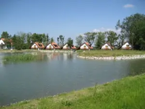V těsné blízkosti chatové osady se nachází rybník, který lze využít k přírodnímu koupání nebo sportovnímu rybaření