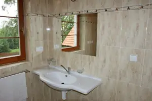 V chatě se nacházejí 2 koupelny se sprchovým koutem, WC a umyvadlem