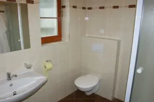 V chatě se nacházejí 2 koupelny se sprchovým koutem, WC a umyvadlem