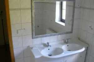 koupelna v přízemí je vybavena rohovou vanou a 2 umyvadly