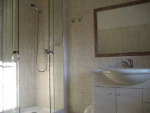 koupelna v podkroví je vybavena sprchovým koutem, umyvadlem a WC