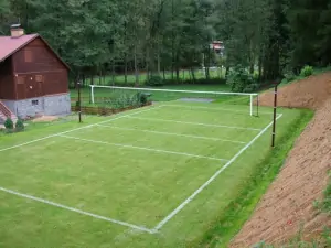 U chaty je k dispozici travnaté hřiště pro míčové hry