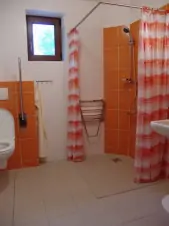 Bezbarierová koupelna se sprchovým koutem, WC a umyvadlem