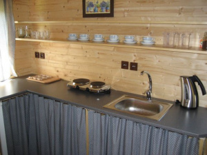 Kuchyňka je vybavena pro vaření a stolování 3 až 4 osob
