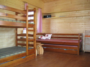 Pokoj je vybaven patrovou postelí, lůžkem s výsuvnou přistýlkou a stolkem se 4 židličkami