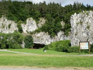 Sloupsko-šošůvské jeskyně, které jsou v Moravském krasu oblíbeným turistickým cílem, jsou od chalupy vzdáleny jen 7 km