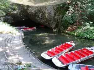 Punkevní jeskyně jsou pro turisty neobvyklé tím, že část prohlídky plují na lodičkách po podzemní říčce Punkvě