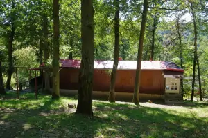 chata Bítov se nachází v chatové osadě v lese jen 180 m od Vranovské přehrady