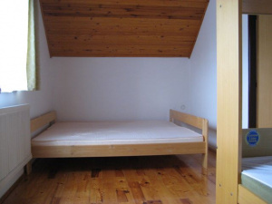 Ložnice s dvojlůžkem a patrovou postelí
