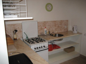Kuchyně je vybavena pro vaření a stolování 4 až 5 osob