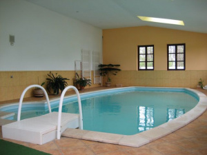 K dispozici je vnitřní bazén (8 x 4 x 1.2 m)