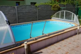 zapuštěný bazén (5 x 2,5 x 1,4 m) se slanou vodou