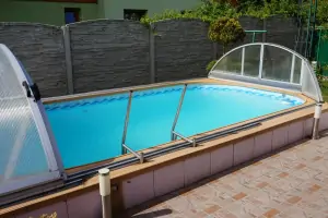 zapuštěný bazén (5 x 2,5 x 1,4 m)