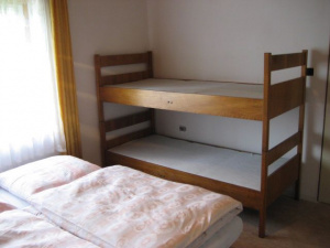 Ložnice se 2 lůžky a patrovou postelí