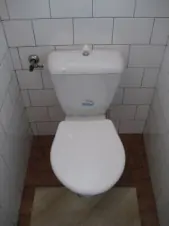 Samostatné WC je přístupné přes koupelnu