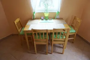 jídelní kout (stůl a 4 židle)