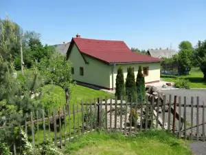 chata Zákupy se nachází v oplocené zahradě