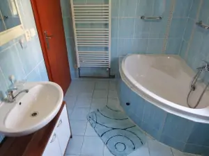 koupelna s rohovou vanou, WC a umyvadlem