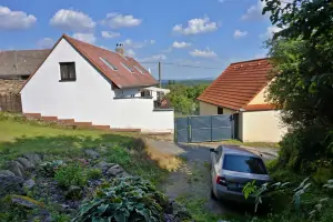 před chalupou Týřovice - budova vpravo je stodola (možnost úschovy jízdních kol)
