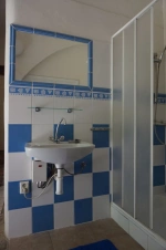 koupelna se sprchovým koutem a umyvadlem