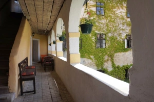vstup do apartmánu je přes zastřešené arkády
