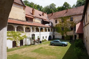 nádvoří zámku - apartmán se nachází naproti