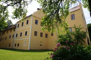 před zámkem Libějovice