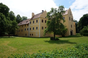 pronajímá se samostatný apartmán v prvním patře zámku