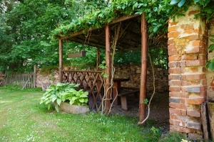 pergola s venkovním posezením na zahradě za zámkem