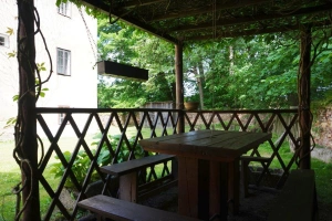 pergola s venkovním posezením na zahradě za zámkem