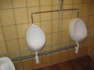 Jedno samostatné WC je určeno jen pro pány