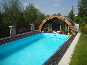Zapuštěný bazén (8 x 3 x 1,3 m) lze využít po dohodě s majitelem