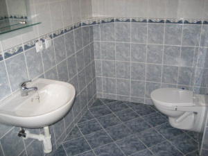 K dispozici jsou 4 koupelny se sprchovým koutem, WC a umyvadlem