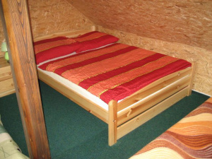 Podkrovní ložnice s dvojlůžkem a lůžkem