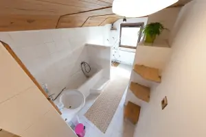 koupelna se sprchovým koutem, vanou, WC a umyvadlem