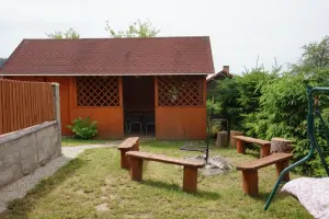 u chaty je k dispozici altánek s venkovním posezením, přenosný gril a ohniště