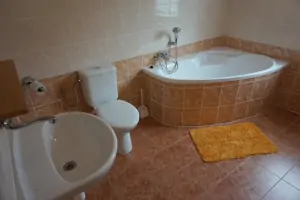 koupelna v podkroví je vybavena rohovou vanou, umyvadlem a WC