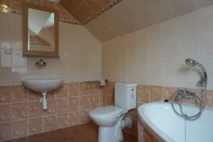 koupelna v podkroví je vybavena rohovou vanou, umyvadlem a WC
