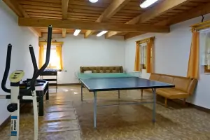 v budově za zastřešeným venkovním posezením se nachází herna se stolním tenisem a stolním fotbálkem