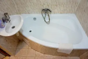koupelna s rohovou vanou a umyvadlem