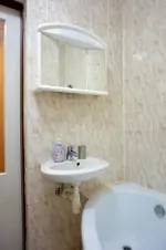 koupelna s rohovou vanou, umyvadlem a pračkou